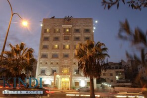 Overnatningsstedets facade – aften/nat