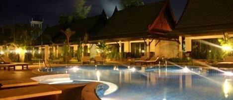 Utendørsbasseng og solsenger