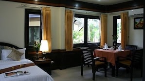 Escritorio, cortinas opacas, cunas gratuitas y camas supletorias