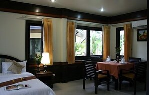 Desk, blackout drapes, cribs (free), rollaway beds (surcharge) - Airport Resort And Spa (Sa Khu)