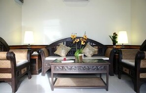 21-inch TV with cable channels - Airport Resort And Spa (Sa Khu)