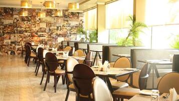 2 restaurants, breakfast, lunch, dinner served; pizza