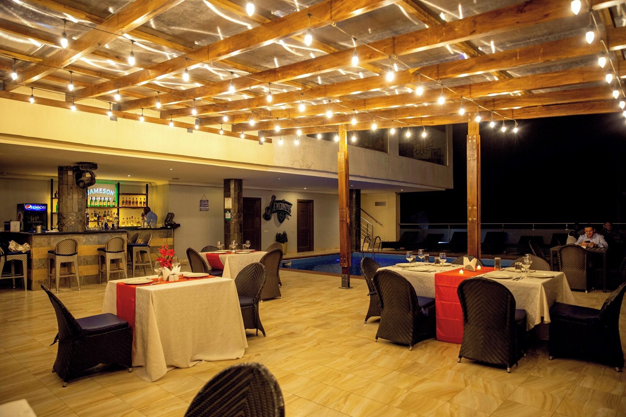 2 restaurants; breakfast, lunch and dinner served 