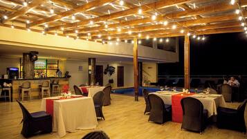 2 restaurants; breakfast, lunch and dinner served