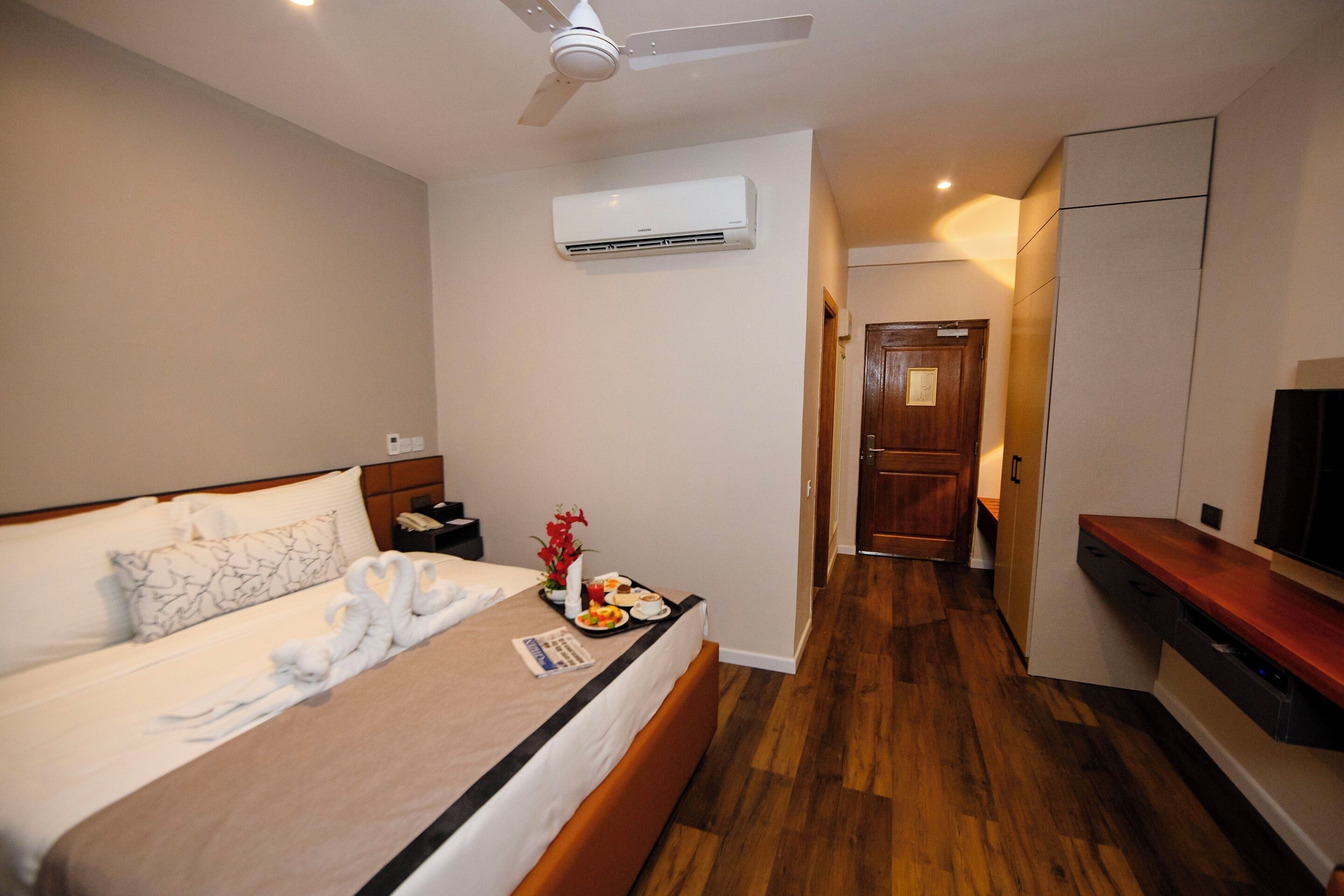 Quarto casal executivo | Frigobar, cofres nos quartos, escrivaninha