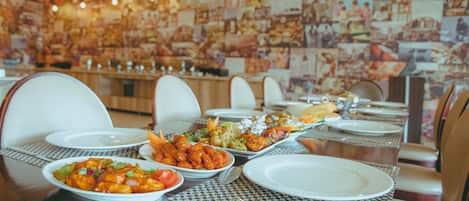 2 restaurants, breakfast, lunch, dinner served; pizza