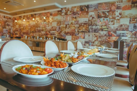 2 restaurants, breakfast, lunch, dinner served; pizza