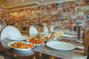 2 Restaurants, Frühstück, Mittagessen, Abendessen, Pizza