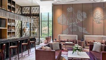 Serves lunch and dinner