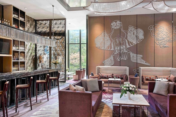 Serves lunch and dinner