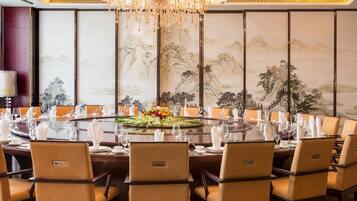 Breakfast, lunch, dinner served; international cuisine