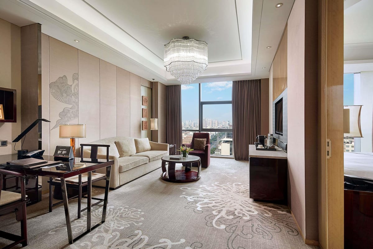 Phòng Suite, 1 giường cỡ king | Bộ đồ giường cao cấp, minibar, két bảo mật tại phòng, bàn