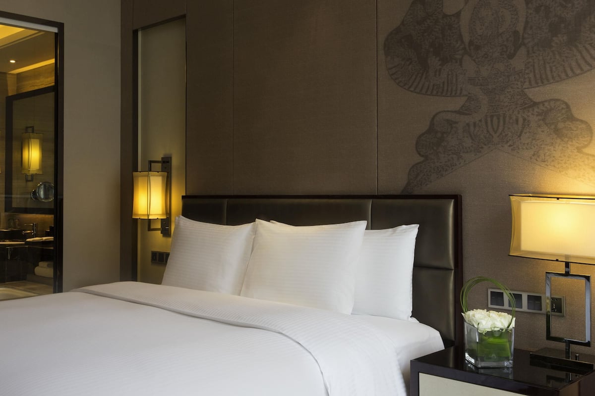 Bộ đồ giường cao cấp, minibar, két bảo mật tại phòng, bàn