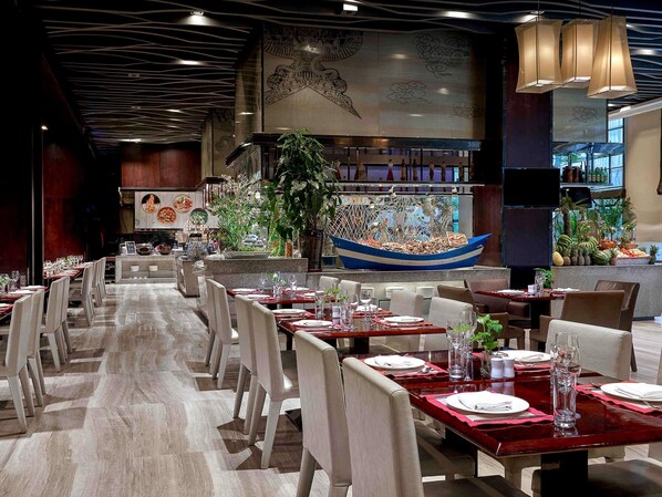 Breakfast, lunch and dinner served  - Pullman Weifang (Weifang)
