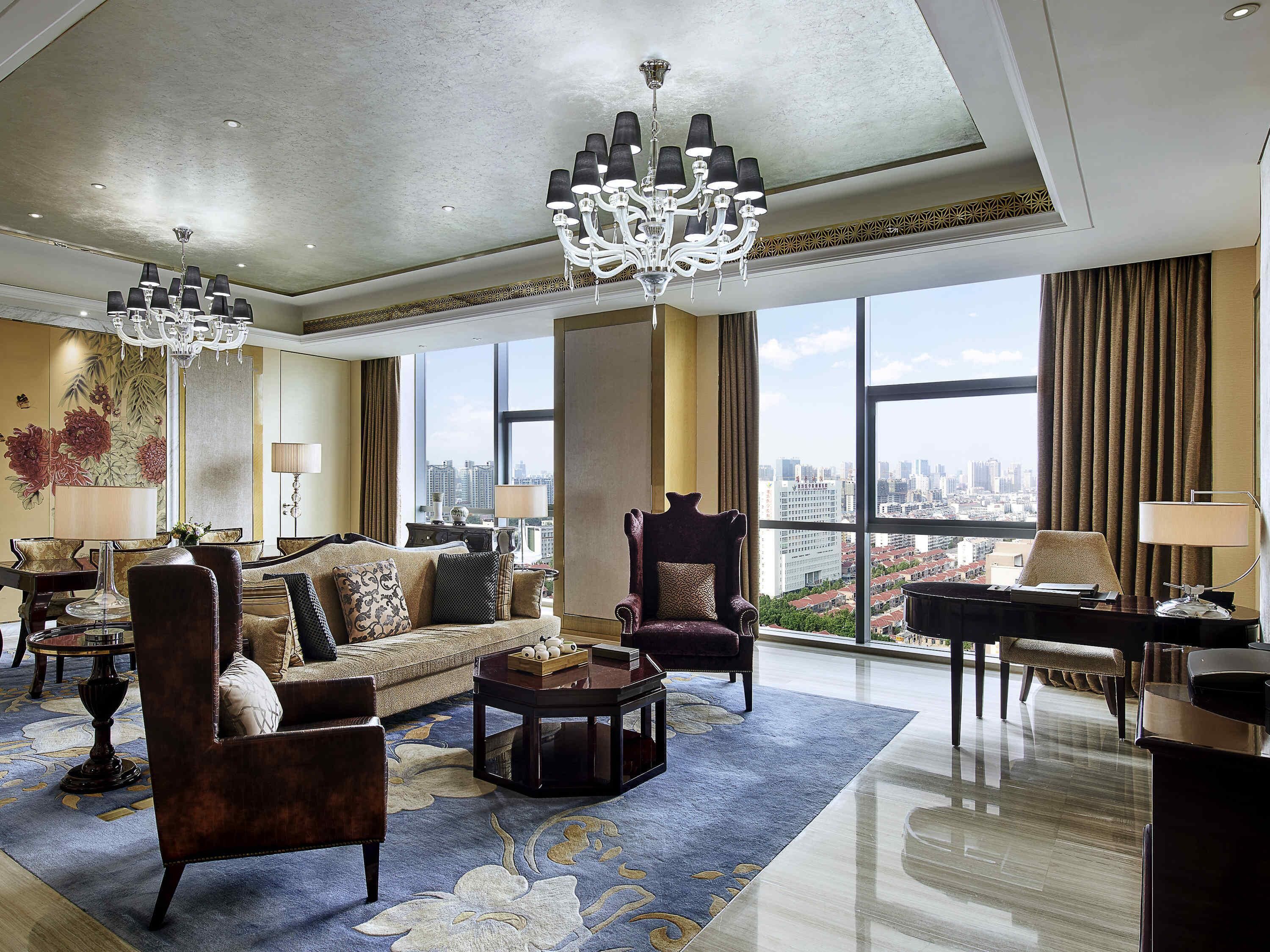 Executive Suite, 1 King Bed | Premium bedding, minibar, in-room safe, desk