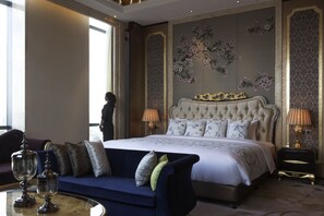 Suite, 1 King Bed | Premium bedding, minibar, in-room safe, desk - Pullman Weifang (Weifang)