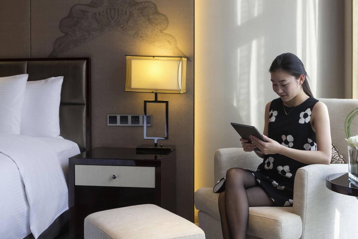 高级房, 1 张特大床 | 高档床上用品、迷你吧、客房内保险箱、办公桌