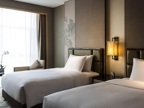 Bộ đồ giường cao cấp, minibar, két bảo mật tại phòng, bàn