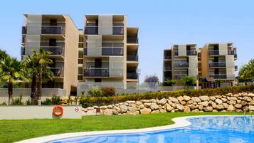 Una piscina al aire libre de temporada