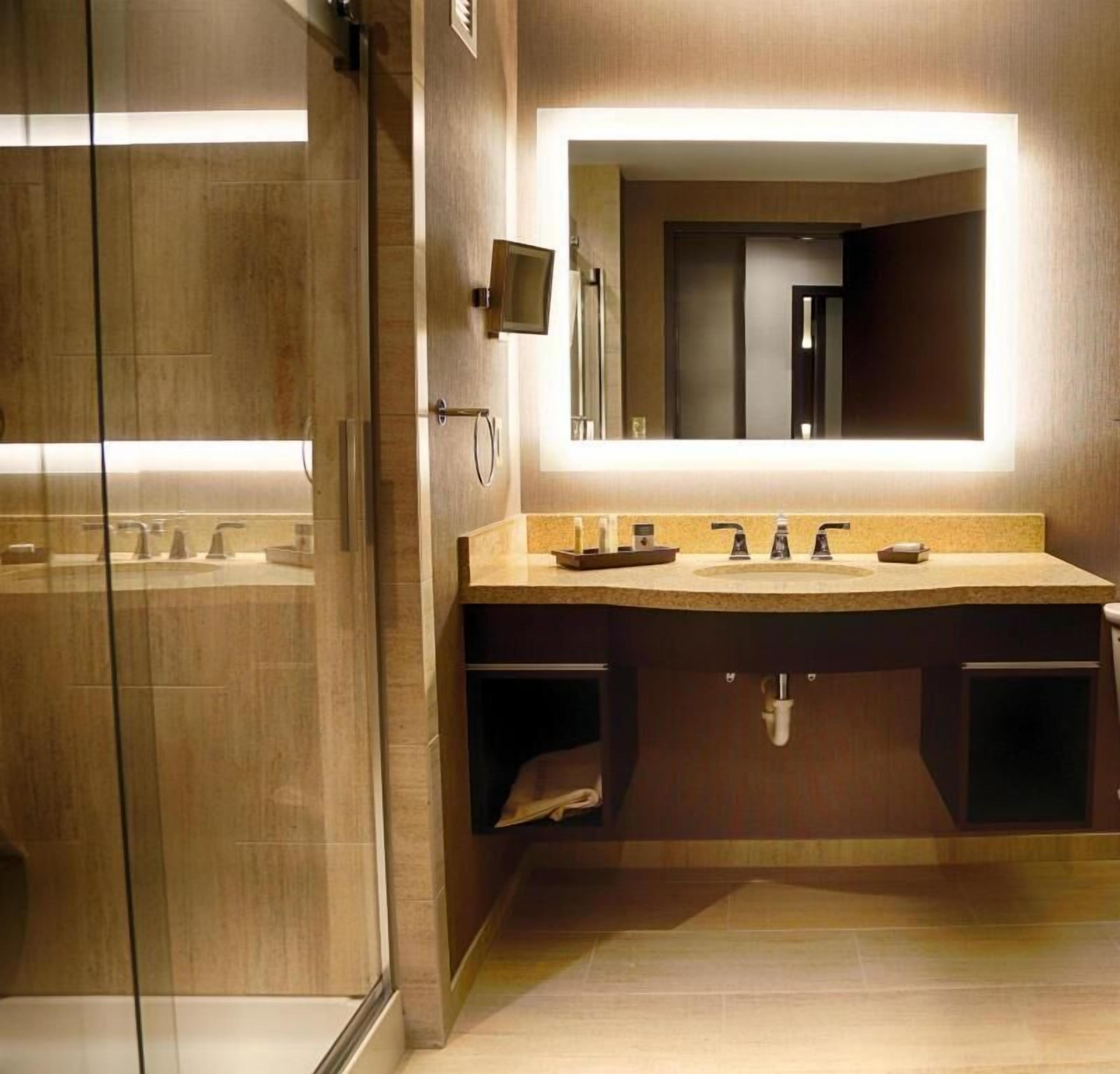 Salle de bain | Douche, articles de toilette (gratuits), séchoir à cheveux