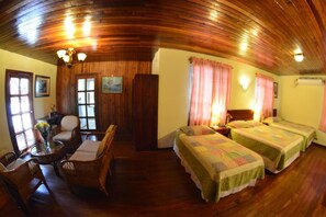 In-room safe, free WiFi, bed sheets - Hotel La Posada de Don Pantaleón (Managua)