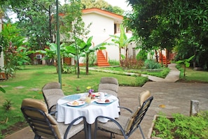 Déjeuner et dîner servis sur place