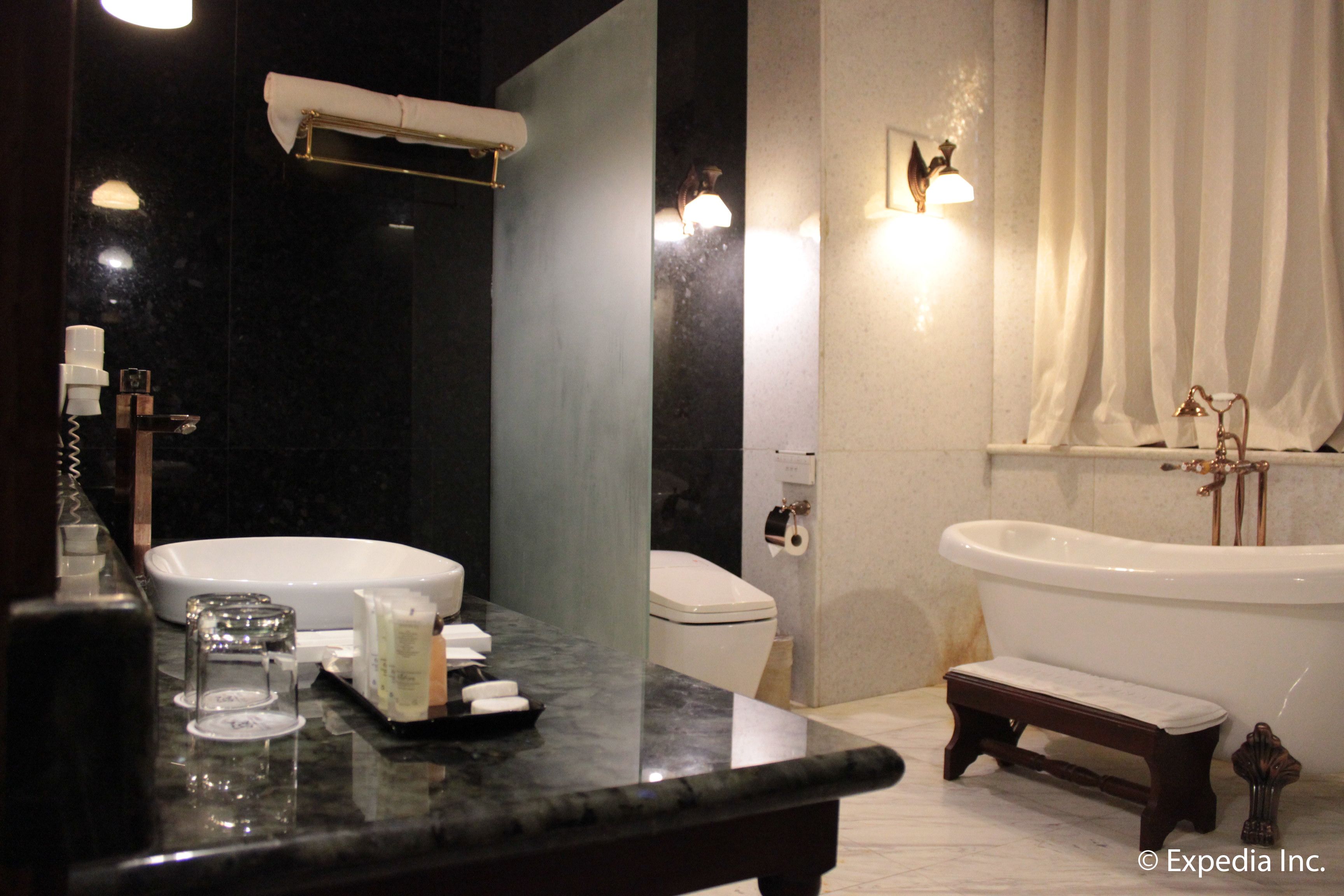 executive studio suite | bathroom | free toiletries, hair dryer, towels