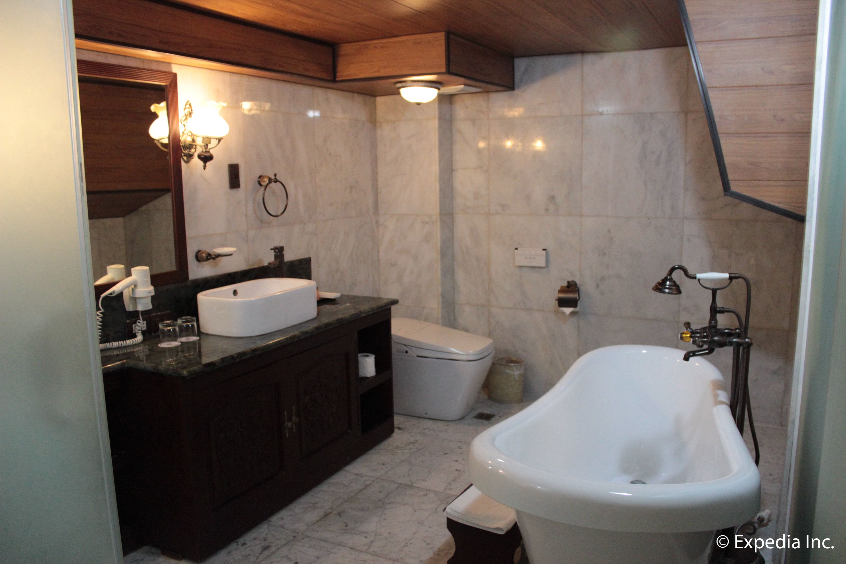 loft suite | bathroom | free toiletries, hair dryer, towels