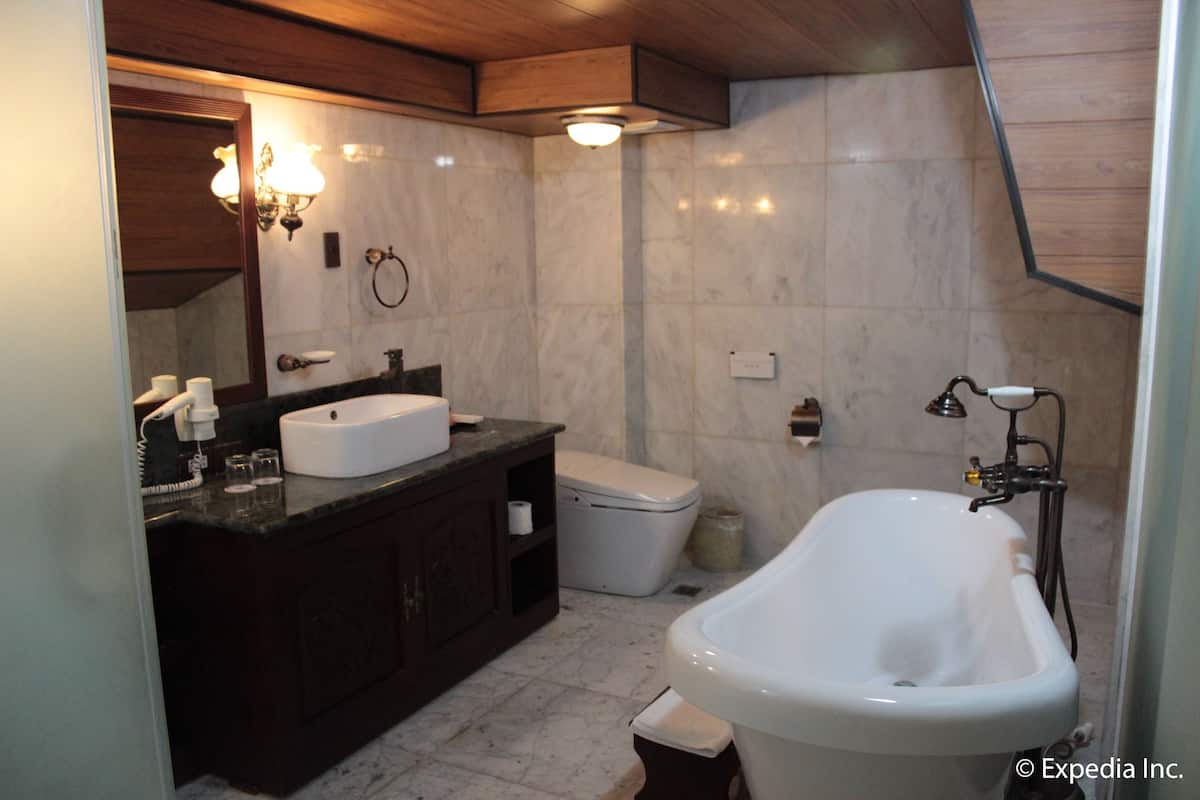 loft suite | bathroom | free toiletries, hair dryer, towels