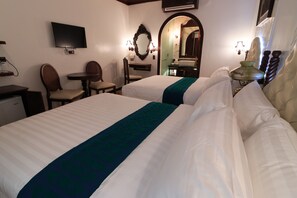 Minibar, caja de seguridad en la habitación, wifi gratis y ropa de cama