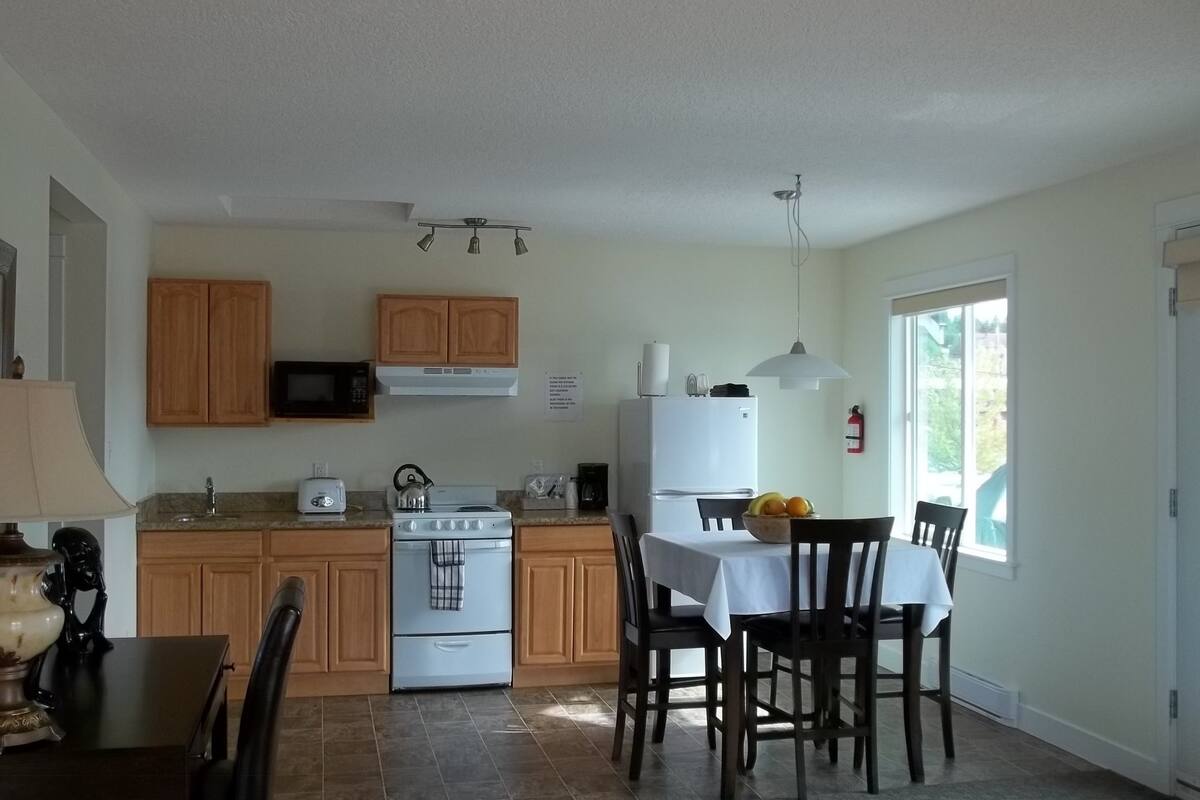 suite, 1 bedroom | private kitchen | fridge, microwave, coffee/tea maker