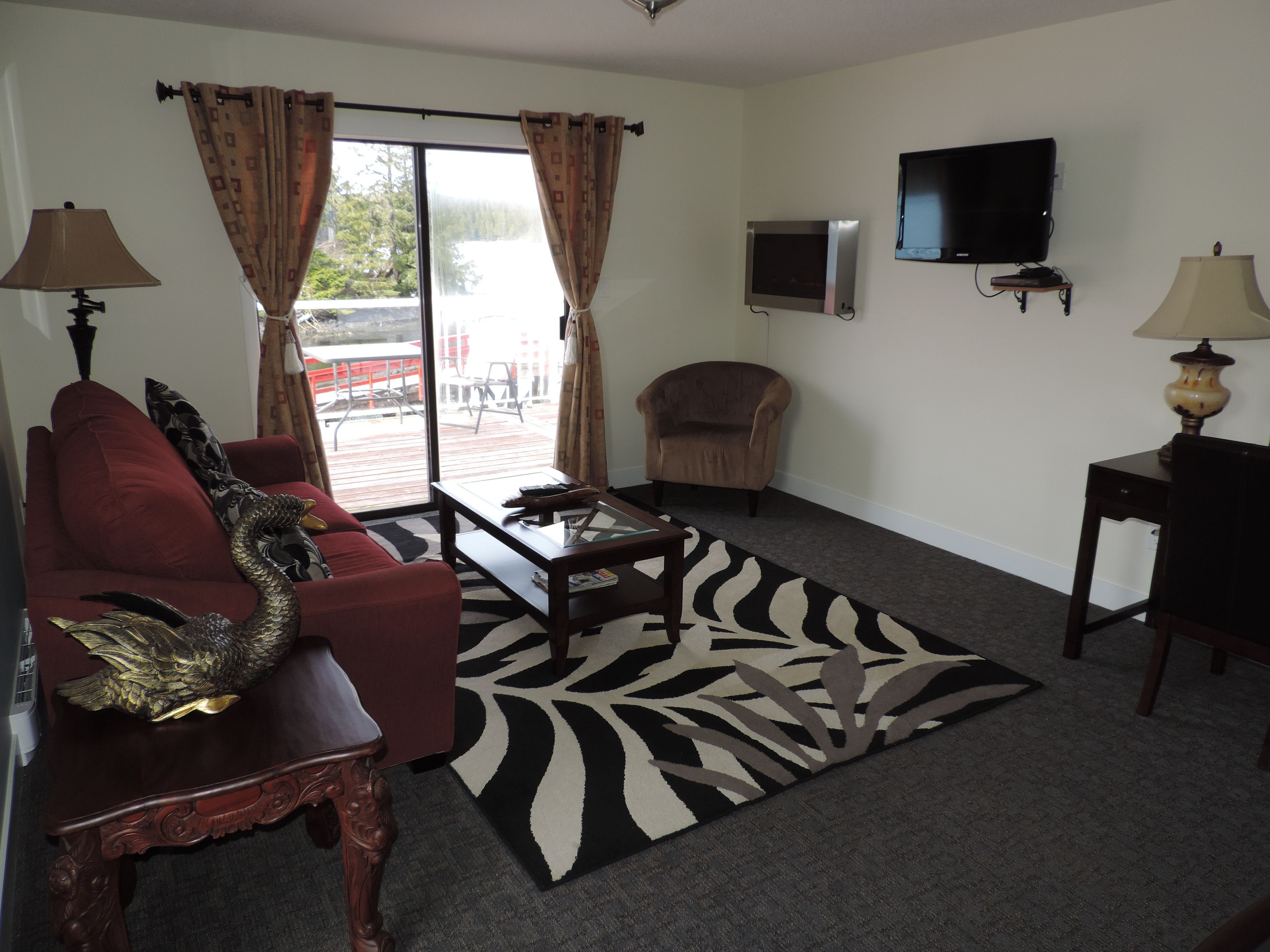 suite, 1 bedroom | living area | 32-inch flat-screen tv with cable channels, tv