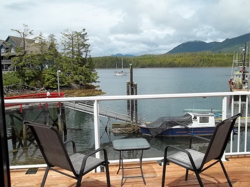 The Bayshore Waterfront Inn