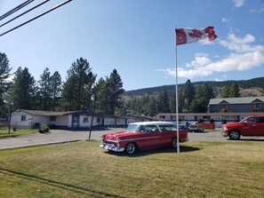 Property entrance - Sportsman Motel (Merritt)