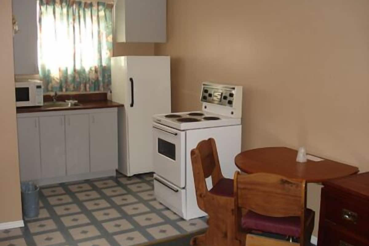 Studio, Kitchenette | Private kitchen | Fridge, microwave, stovetop, coffee/tea maker