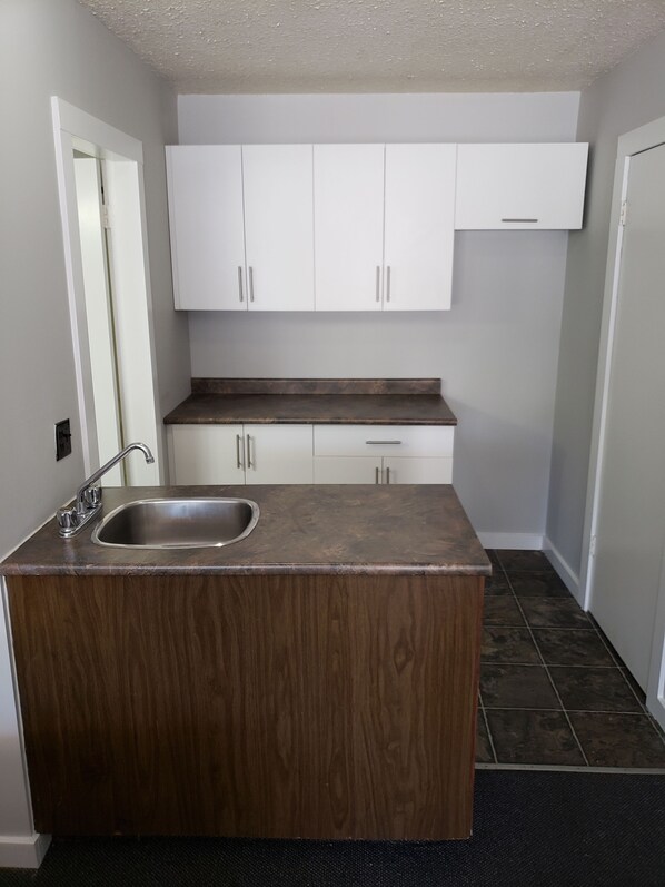 Phòng đôi Tiêu chuẩn | Bếp nhỏ riêng | Tủ lạnh, lò vi sóng, bếp nấu, dụng cụ pha cà phê/trà