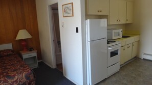 Studio, coin cuisine | Cuisine privée | Réfrigérateur, micro-ondes, plaque de cuisson, cafetière/bouilloire