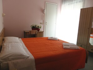 Habitación con 1 cama matrimonial o 2 individuales | Escritorio y wifi gratis