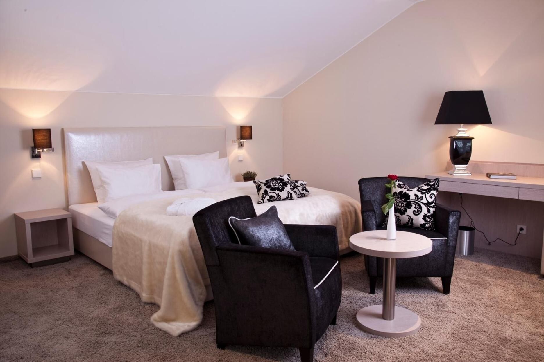 高級寢具、客房內保險箱、獨特裝潢、布置獨特