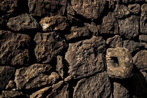 A close-up of a textured stone wall. - Casa Arrigo (Linguaglossa)
