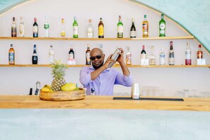 3 restaurantes; se sirven almuerzos, cenas y cocina internacional