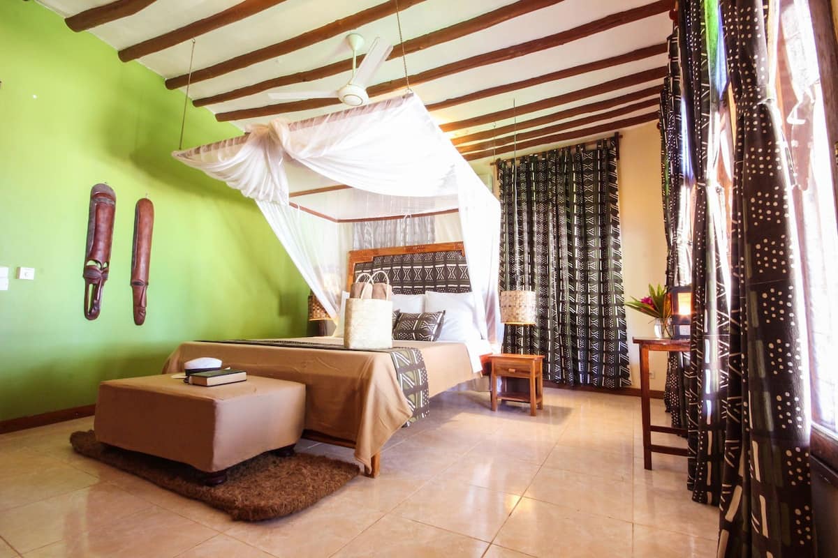 1 habitación, caja de seguridad en la habitación y ropa de cama