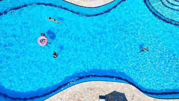 Piscina all'aperto, ombrelloni da piscina, lettini