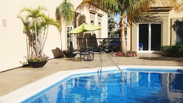 Outdoor pool, sun loungers