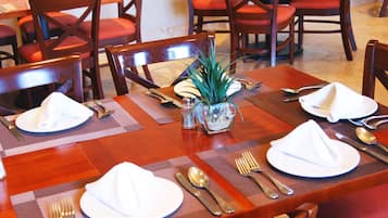 Se sirven desayunos, almuerzos, cenas y cocina internacional
