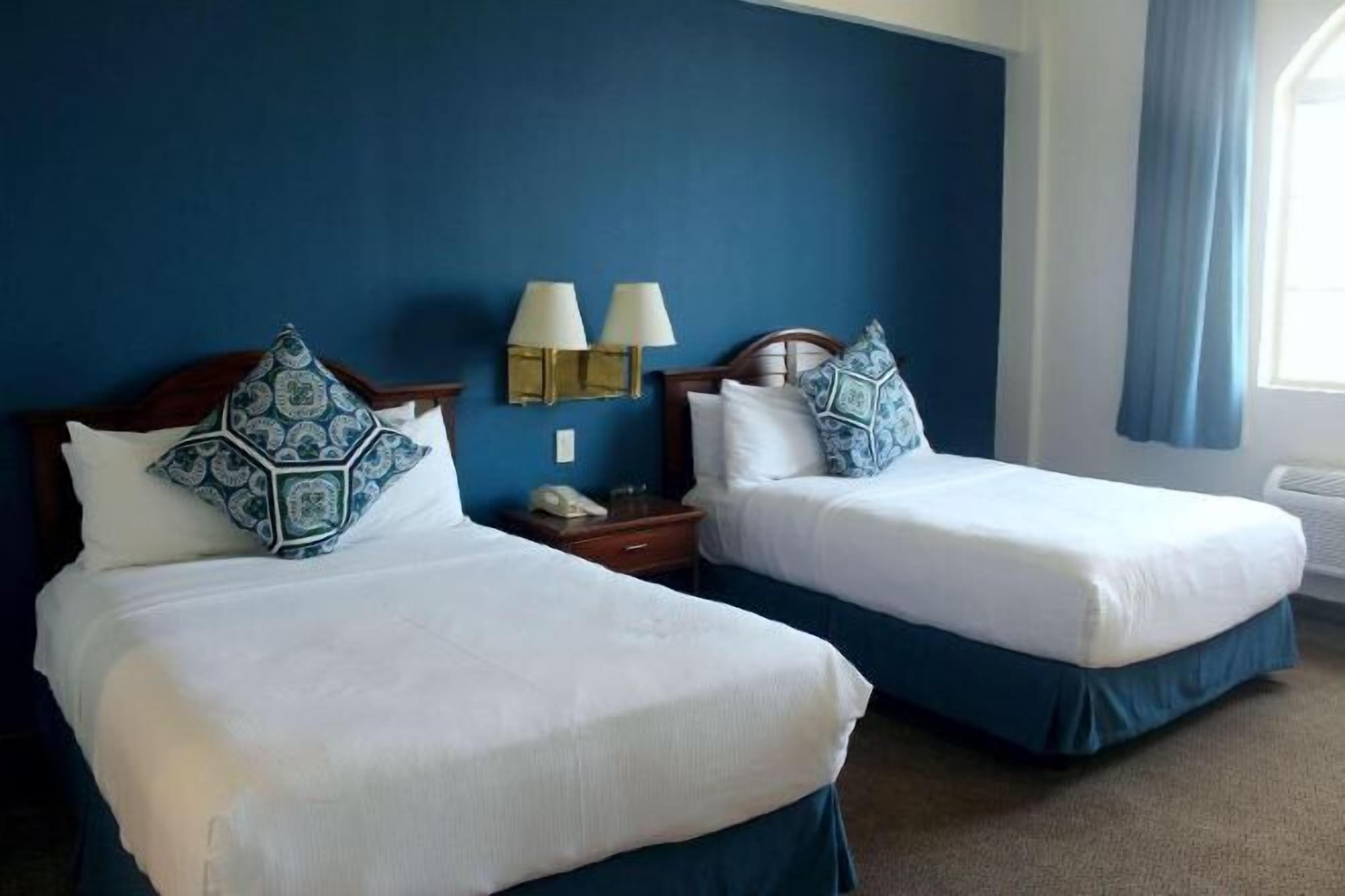 Safe på rommet, skrivebord, blendingsgardiner og strykejern/-brett