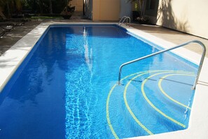 Ein rechteckiger Pool mit klarem, blauem Wasser und gelben Bahnen.