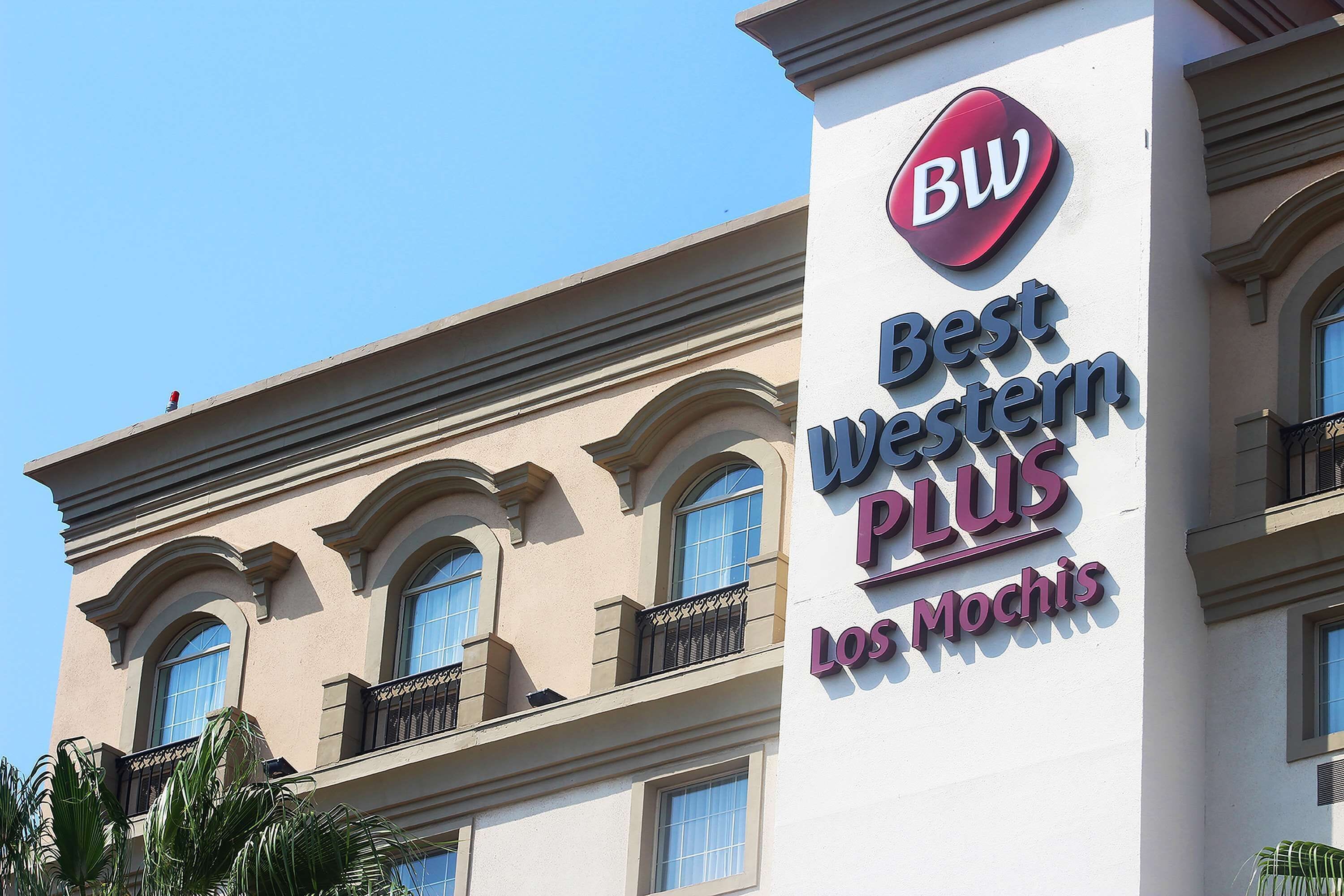 A hotel sign with the name "Best Western Plus" and "Loch Mochis".