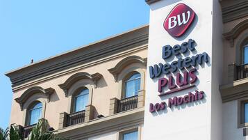 A hotel sign with the name "Best Western Plus" and "Loch Mochis".