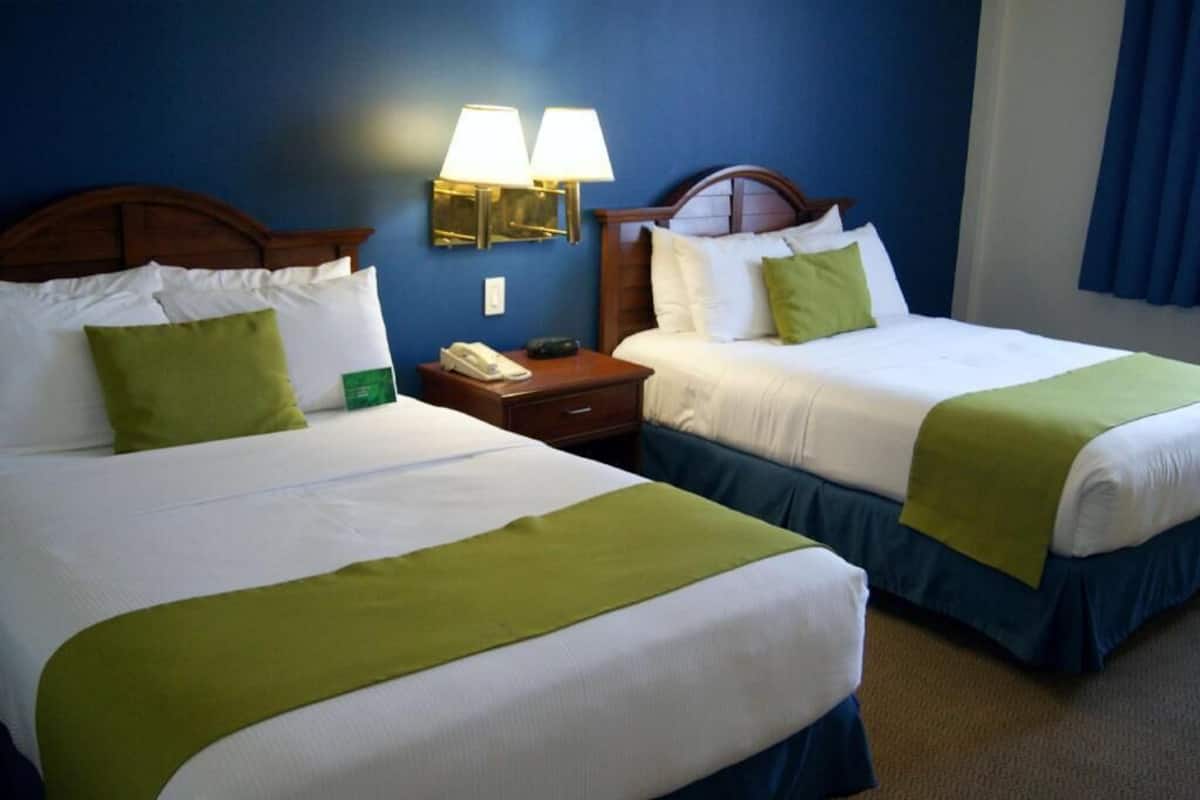 Caja de seguridad en la habitación, escritorio y cortinas blackout